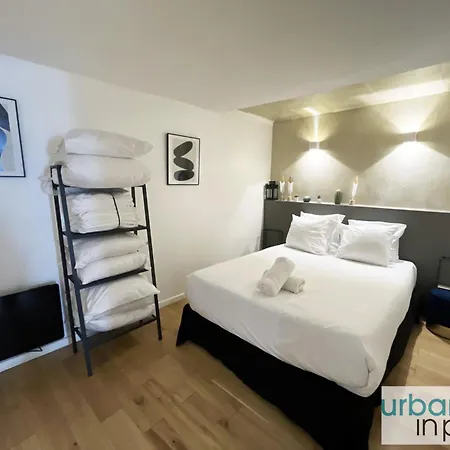 Urban Flat 89 - Charming 3 Bedroom Flat In דירה