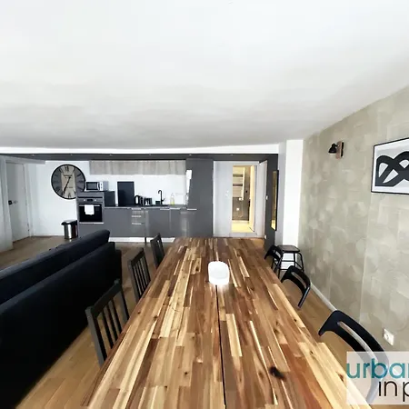 Urban Flat 89 - Charming 3 Bedroom Flat In דירה *