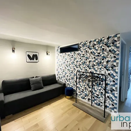 Urban Flat 89 - Charming 3 Bedroom Flat In דירה