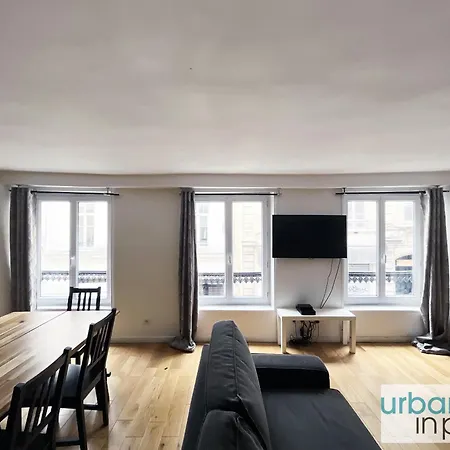 Urban Flat 89 - Charming 3 Bedroom Flat In דירה *