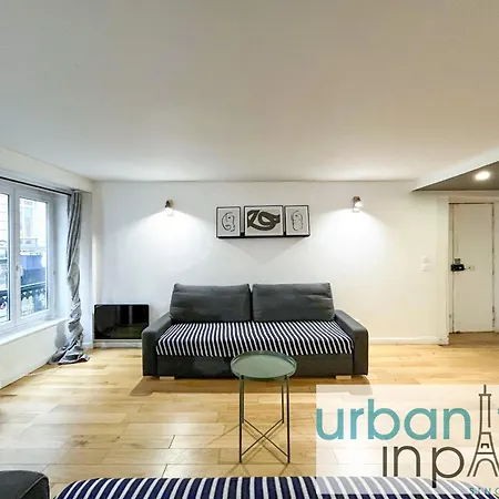 Urban Flat 89 - Charming 3 Bedroom Flat In דירה *