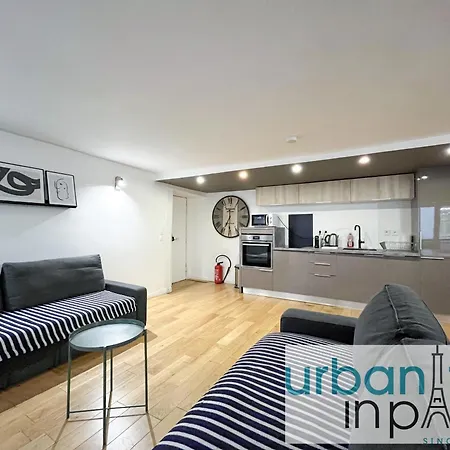 Urban Flat 89 - Charming 3 Bedroom Flat In דירה *
